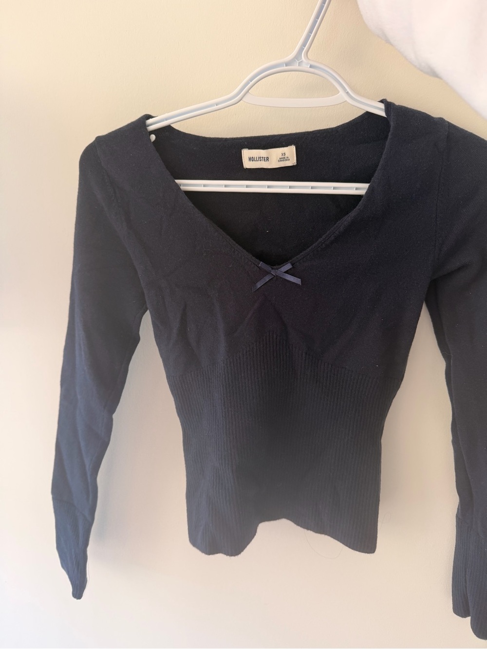 Hollister Navy Ribbed V-Neck Long Sleeve Top with Bow Detail - Picture 2 of 2